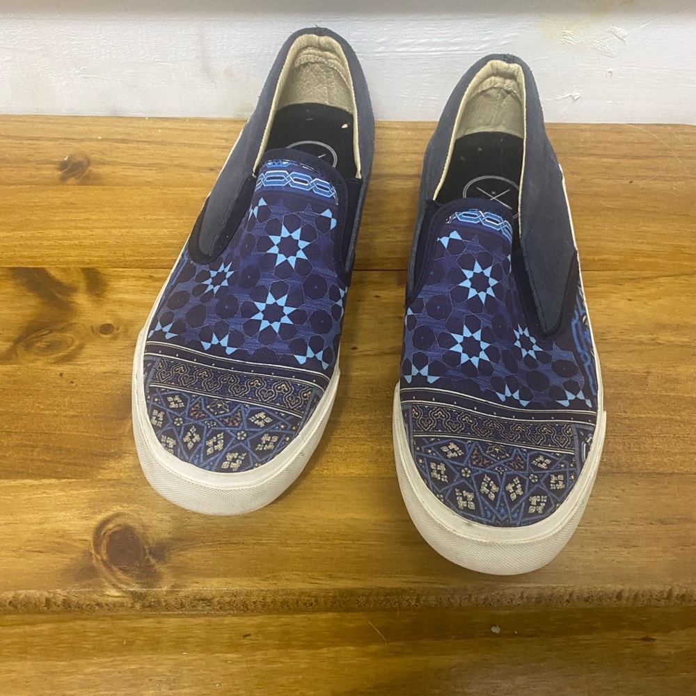 Inkkas Slip on Canvas Shoes Size 7.5